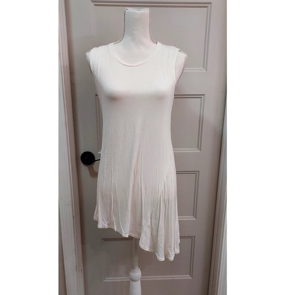 Logo Layers_M_used_white with side peak_sleeveless